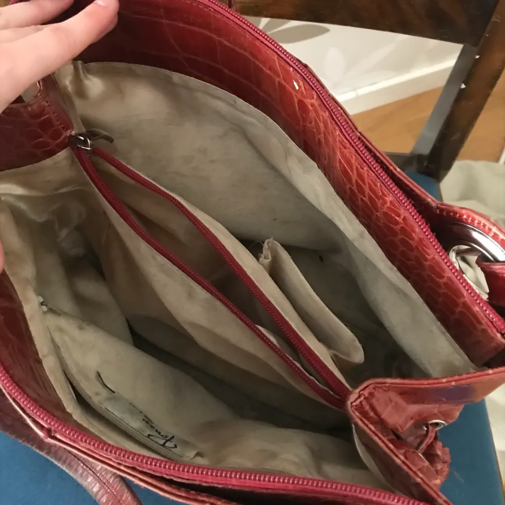 Snygg röd väska!!❤️ Den har används väl genom tiderna, vilket man kan se på underdelen av väskan. Får plats med väldigt mycket och har flera fack😍 . Väskor.