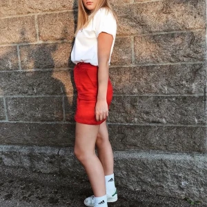 Manchesterkjol från Monki❤️ - Snygg och skön kjol från Monki. Endast använd tillfället på bilden!❤️