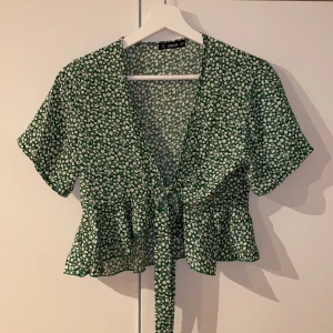 Topp från SHEIN - Superfin grön topp från SHEIN med knytning under brösten 💚. Storlek M men den är väldigt liten runt bysten så den passar tyvärr inte mig, så har man liten byst passar den nog mellan S-L! 130kr INKL FRAKT!! 