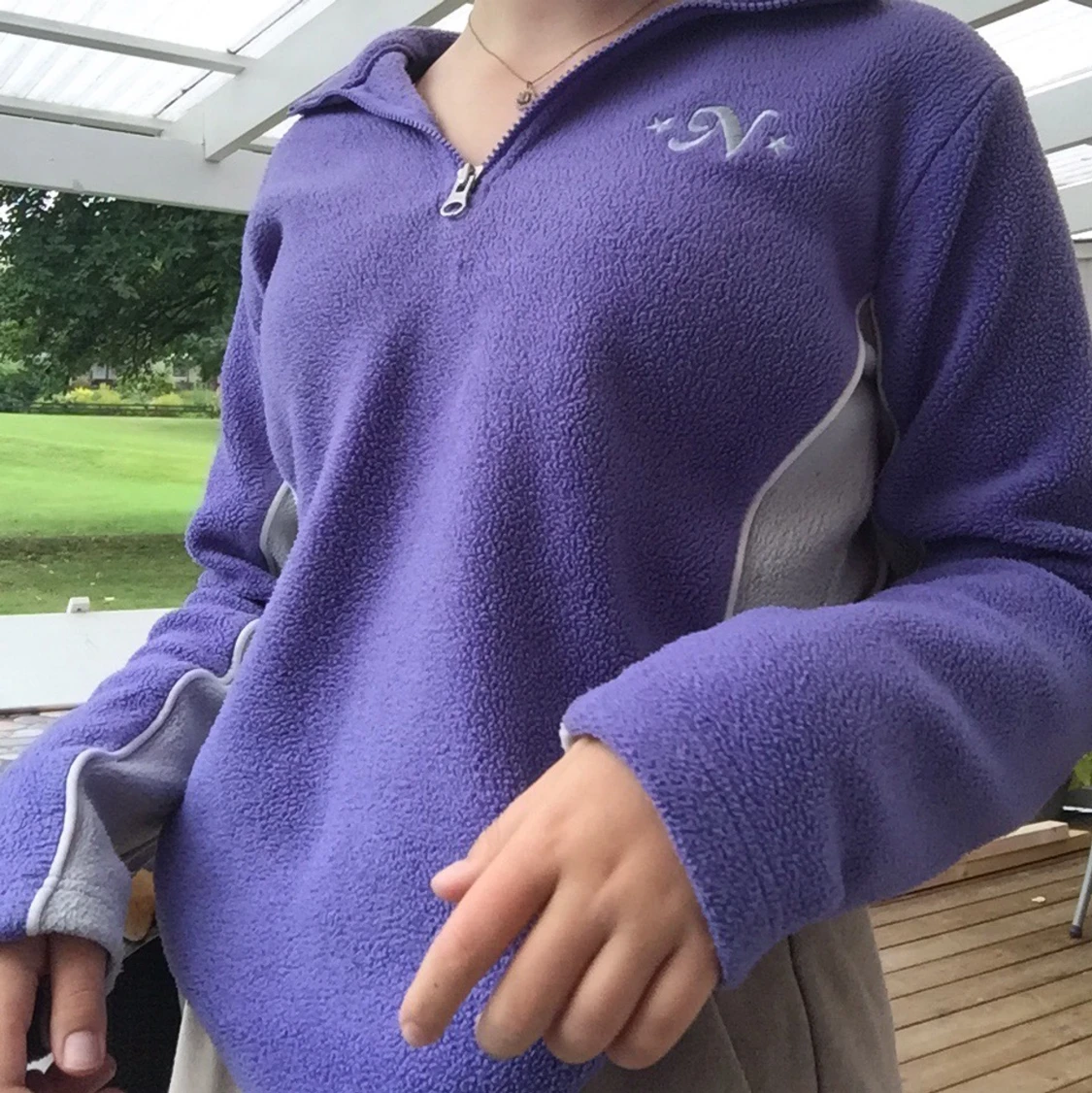 Lila tjocktröja strl 160đ