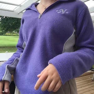 Lila tjocktröja strl 160💓 - En skön tjocktröja i storlek 160 men passar även för XS- liten S💞 Använd men är i bra skick💞Köparen står för frakt💞