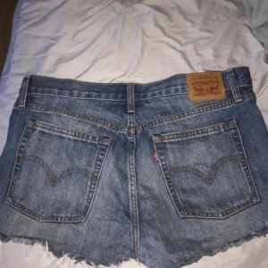 Levis jeansshorts  - Levis shorts, helt nya bara testad 1 gång! Super fint skick.