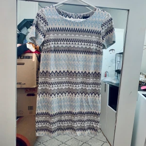 KLÄNNING - Fin klänning använd endast 1-2 ggr, Strl S