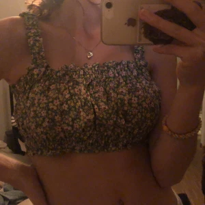 Blommig zara topp  - Blommig top från zara, helt oanvänd med prislappen kvar. Köpte i fel storlek och tappade kvittot därför säljer jag😊. Kan frakta för 33kr eller mötas upp i Stockholm 