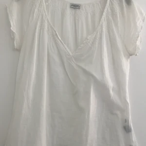 Hunkydory blus stl M - Säljer klassisk tidlös blus från Hunkydory som är obetydligt använd, som ny. Stl M.