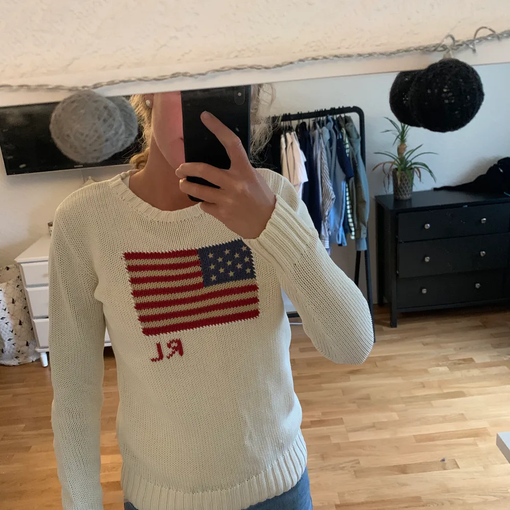 Äggskalsvit stickad tröja från Ralph Lauren storlek 14-16 år (L), säljs för 100kr + frakt, köptes för 1200kr . Stickat.