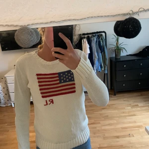 Ralph Lauren tröja - Äggskalsvit stickad tröja från Ralph Lauren storlek 14-16 år (L), säljs för 100kr + frakt, köptes för 1200kr 