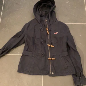 Mörkblå jacka  - Mörkblå jacka i storlek xs (märkt med Tilly inuti men inget som syns utåt) 