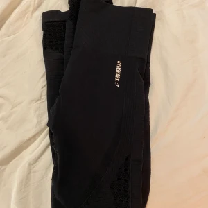Gymshark - Använda men i bra skick, har lagat de på ett ställe i sömmen. Därav det billiga priset men fortfarande super fina.