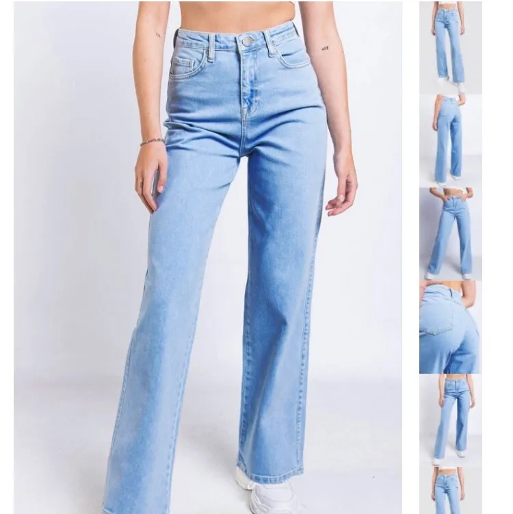 Säljer mina ljusblåa vida jeans från madlady. Nästan helt nya använt dom typ tre kom med bud💕💕. Jeans & Byxor.