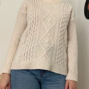 Vit stickad tröja - Denna tröja är använd ett fåtal gånger den är i mycket bra kvalitet på! Perfekt plagg till hösten eller vintern🍂