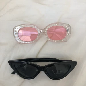 50kr TSM!! - Säljer båda dessa solglasögon för 50kr tillsammans. Köparen står för frak som går på 60kr❤️