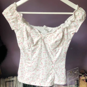 Blommig topp - Trendig topp köpt från Nelly i våras, använd några gånger men den är för liten för mig runt brösten men annars sitter den bra! Kan mötas eller frakta❤️ original pris 249kr