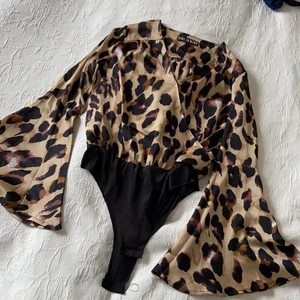 Leopardbody - Denna leopardbody kommer tyvärr inte till användning längre så säljer den här. Materialet känns lyxigt och den har en väldigt smickrande passform. Köparen står för frakt alt. möts upp i Linköping. 