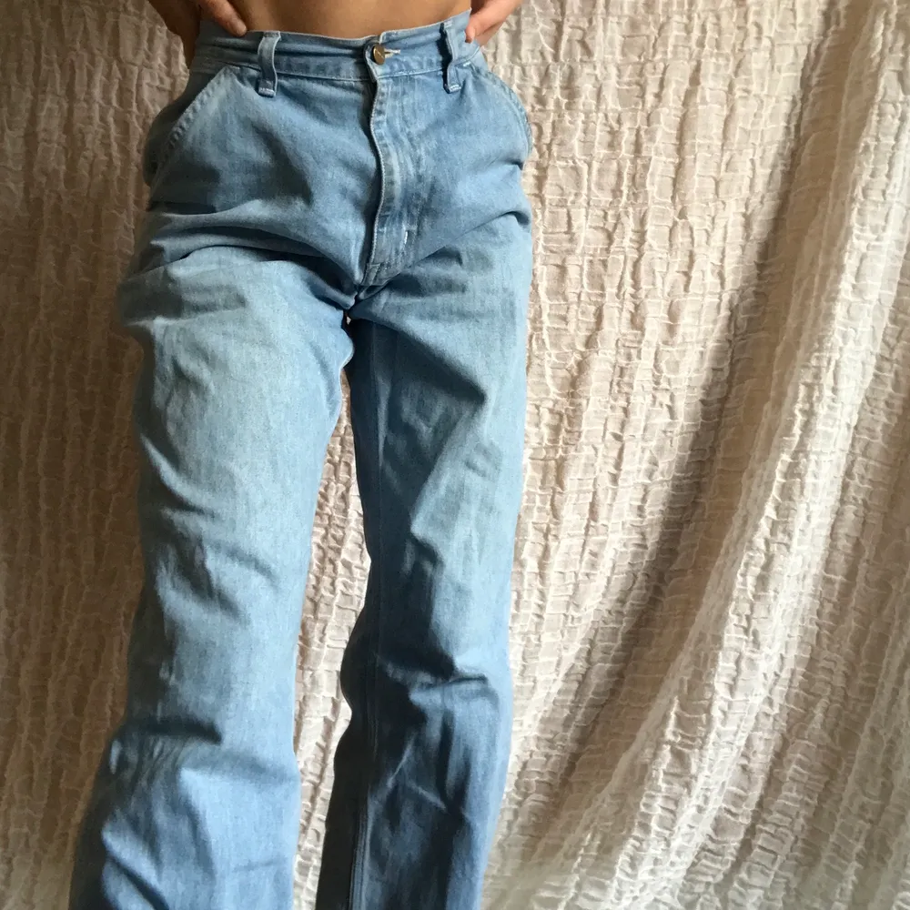 Ljusa jeans från Carhartt! Når till marken för mig som är 162 cm. Frakt på 63kr tilkommer💛. Jeans & Byxor.