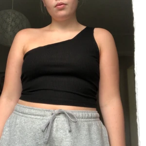 Oneshoulder linne - Ribbat oneshoulder från Na-kd, aldrig använt! Frakt ingår ej.