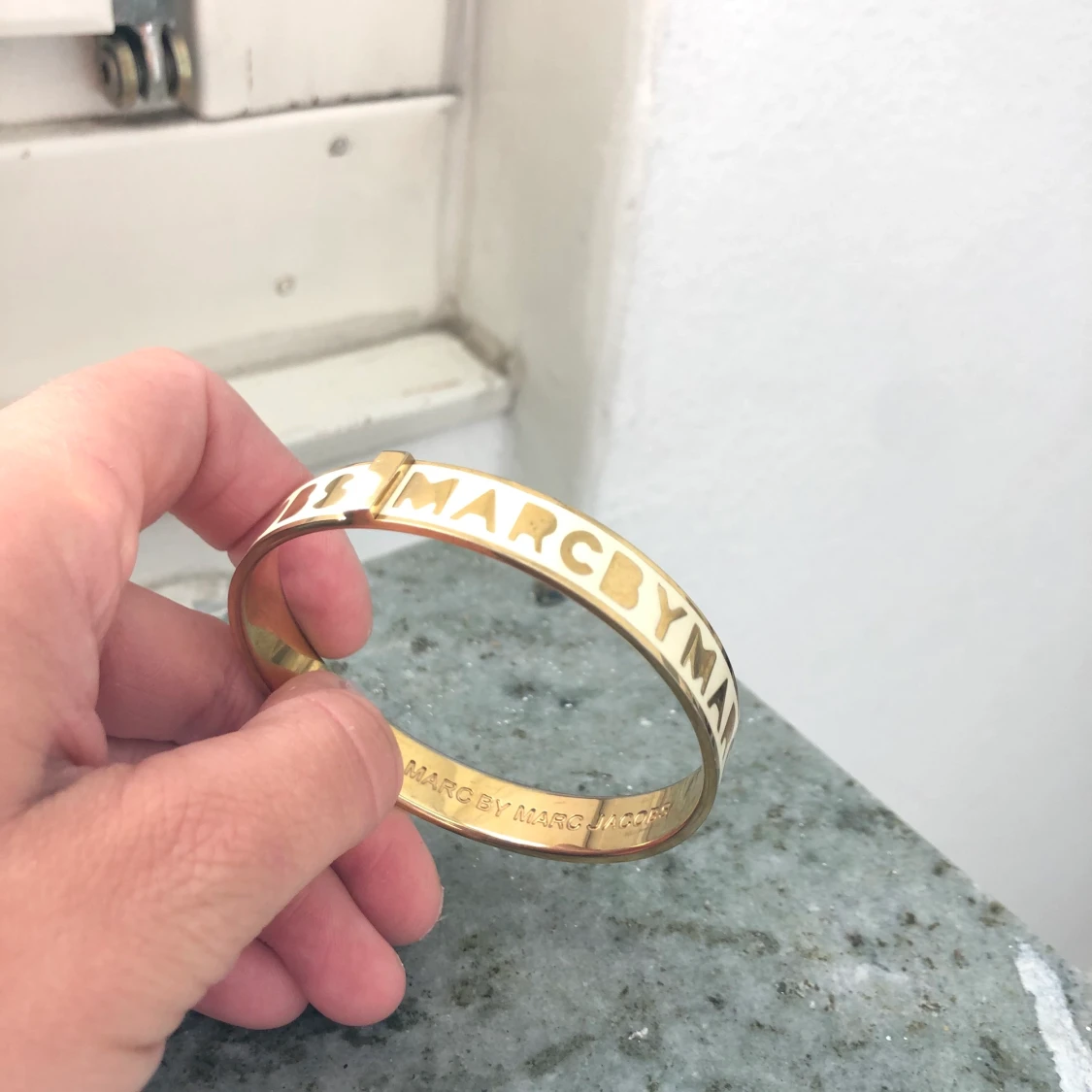 Marc Jacobs armband i guld - 90