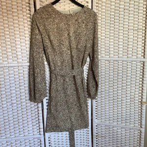 Leopard klänning  - Leopardmönstrad klänning från HM