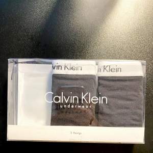 Två helt oanvända svarta stringtrosor (thongs) från Calvin Klein. En för 100, båda för 150kr. Gratis frakt!