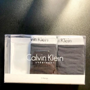 Calvin Klein stringtrosor - Två helt oanvända svarta stringtrosor (thongs) från Calvin Klein. En för 100, båda för 150kr. Gratis frakt!