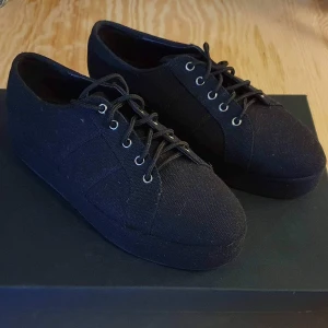 Svarta platåskor - Helt nya, storlek 38 kan ses i stockholm annars tillkommer frakt på 79:- 