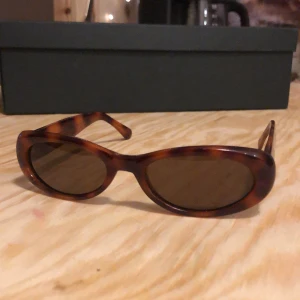 Vintage solglasögon - Solglasögon 90’s, kan mötas upp i stockholm eller så tillkommer frakt på 22:- 🕶