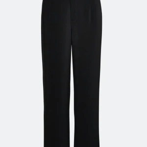 Kostymbyxor - Kostymbyxor från bikbok, säljer då jag tycker dom är lite för korta på mig som är 173 💘 storlek 36. Säljer för 175 inklusive frakt! 🥳🥳 skriv privat för fler bilder