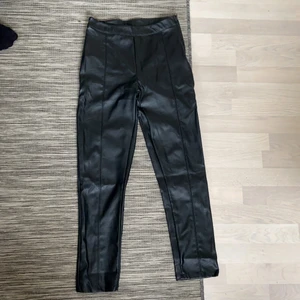 Skinnbyxor  - Skinnbyxor från Gina i M. Använda ett fåtal gånger men kommer inte till användning längre. Köparen står för frakt alt. möts upp i Linköping. 