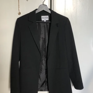 Blazer Nakd strl 34 - Sitter väldigt snyggt på, passar mig perfekt som är 172. Frakt ingår i priset.