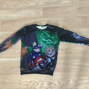Avengers katt tröja XL - Avengers katt tröja i storlek XL. Kan mötas upp i Stockholm eller så står köparen för frakten. 