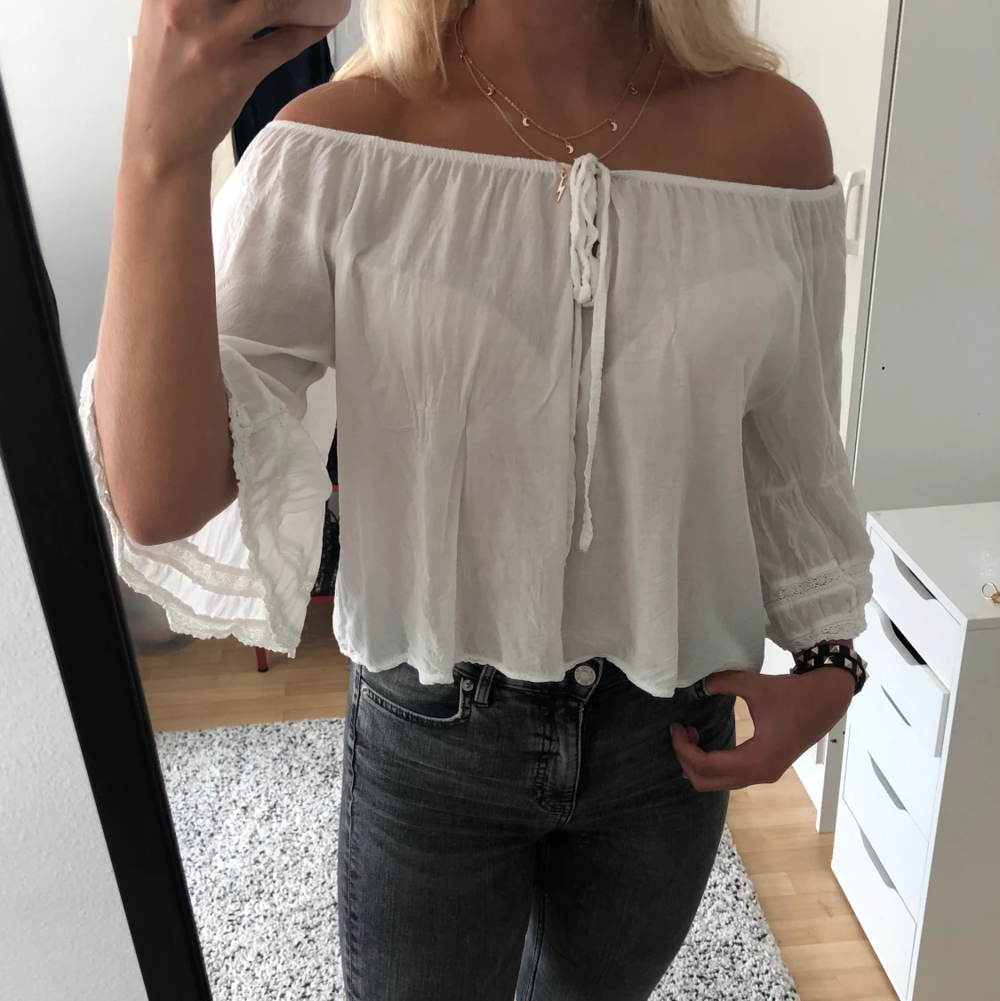 Vit off the shoulders blus  - 90