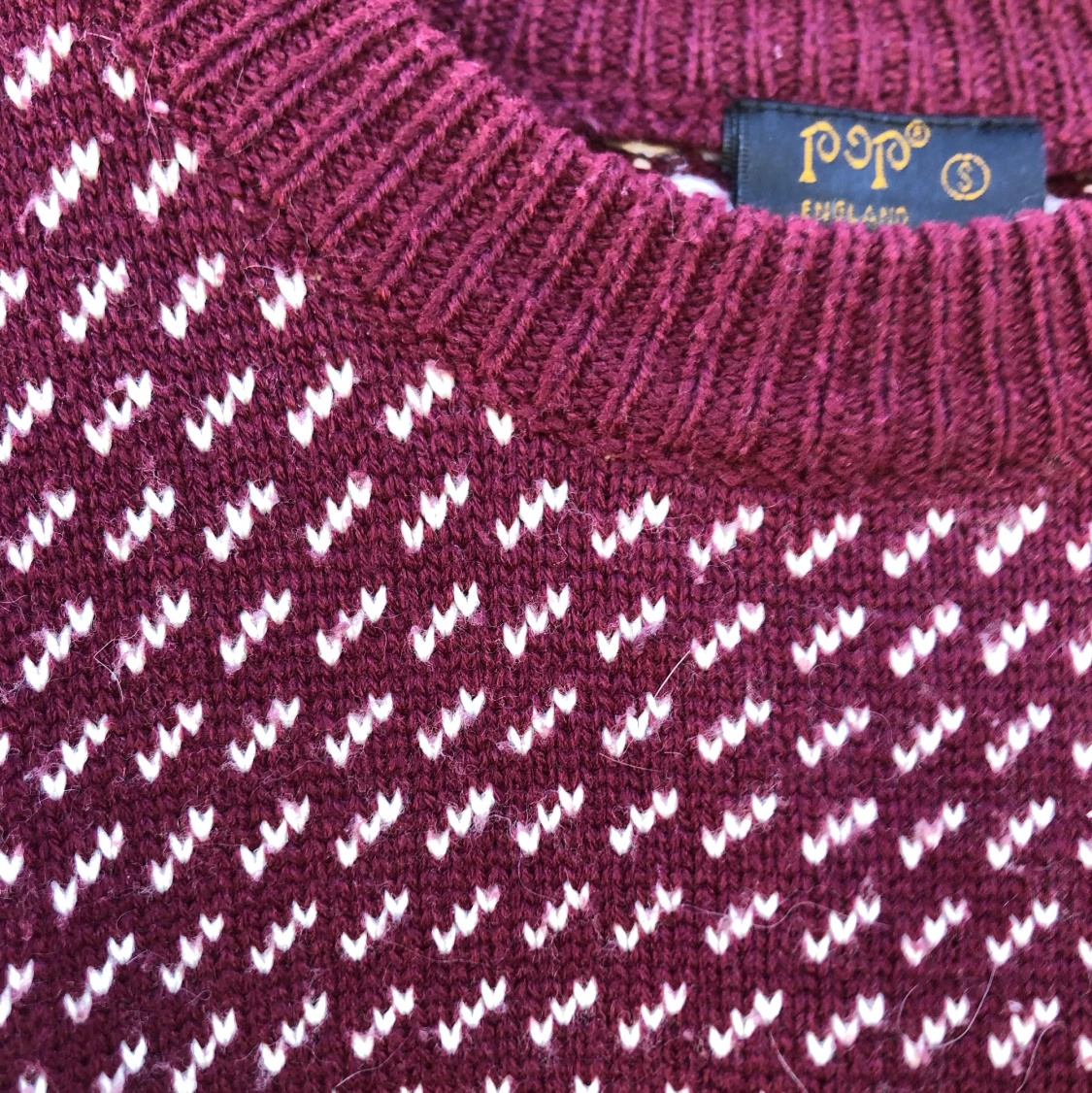 Vinröd tröja strl. S - 90