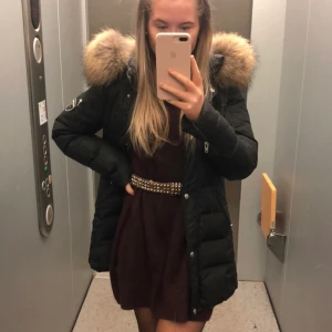 Rock and blue jacka  - Säljer en rock and blue jacka med äkta päls. Köpt för ett par år sedan och har används en del, men fortfarande i bra skick. Har ett litet hål på ena armen men annars är kvaliteten nästintill ny, kan skicka bild på hålet om det efterfrågas. Buda. ❤️