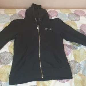 Kofta - En skön svart kofta där det står baby på högra sidan av koftan. Mycket gullig