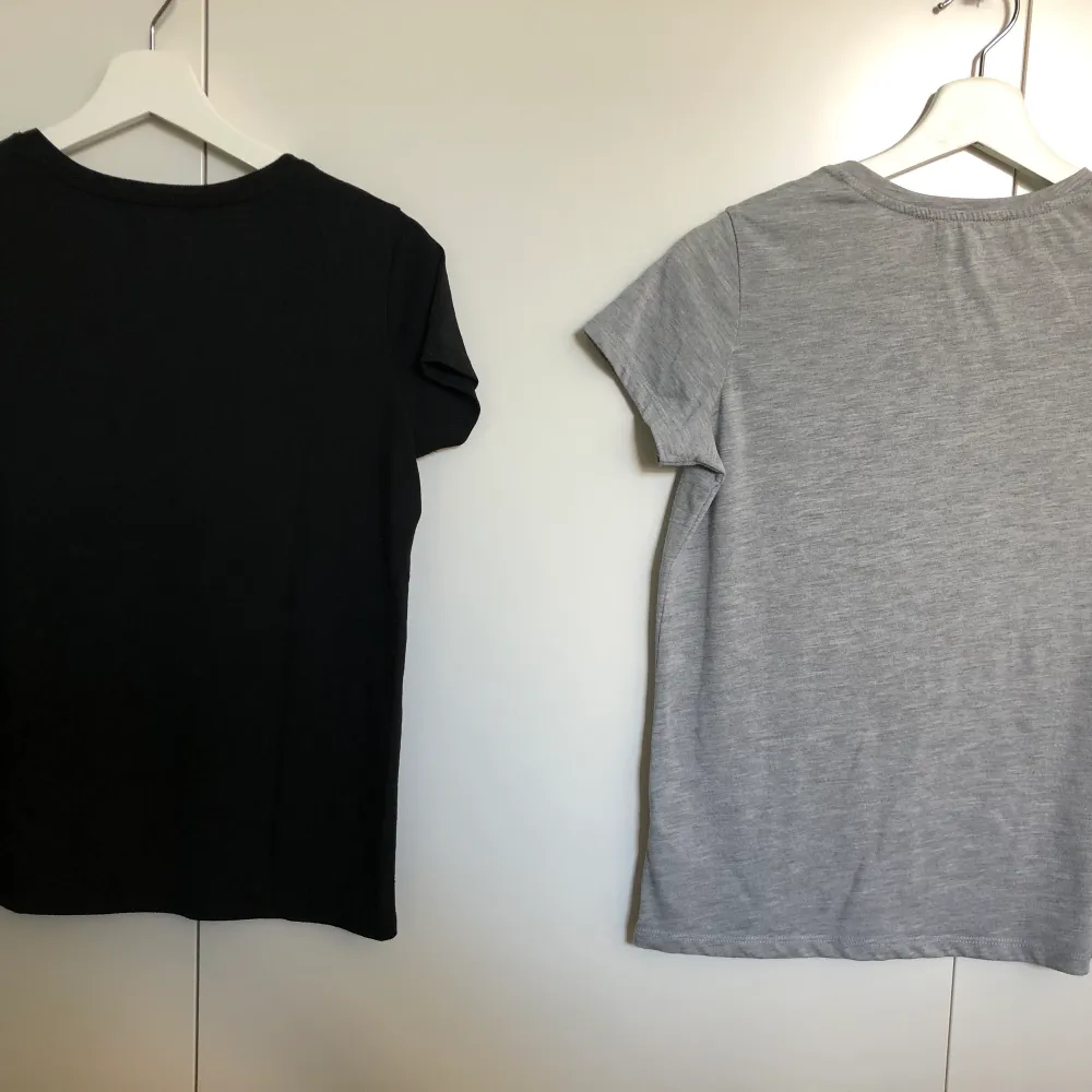 Säljer 2 fina t-shirts i nyskick ✨Storlek Xs(passar även S) ✨Knappt använda, båda är i nyskick ✨Pris: 40 kr/st  🚫Djurfritt och rökfritt hem 📍Kan mötes upp i Mölnlycke eller 📬Kan skickas mot fraktkostnad. T-shirts.