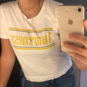 Vit T-shirt med tryck - Säljer denna söta T-shirt med den unika text. 