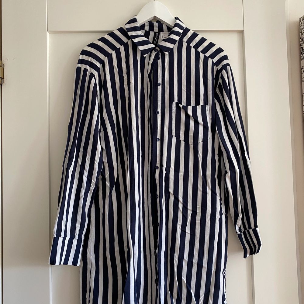 Mörkblå-vit-randig skjortklänning från HM, stl 34. Fint skick! + 50kr frakt. Klänningar.