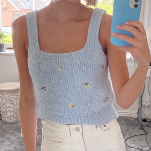 super gulligt linne från zara!!! - säljer detta super gulliga linne från zara då det inte kommer till användning💕 det passar även bra med en t-shirt under😍 det är i storlek M men passar även S (jag är en S)✨ köparen står för frakten!! BUDA I KOMMENTARERNA!