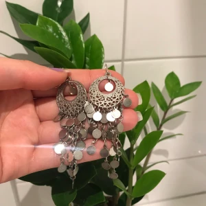 Örhängen  - Fina örhängen som ej kommer till användning då jag bara bär guld. Frakt 15 kronor eller hämta i Bromma :) ! 