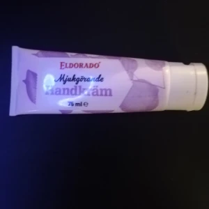 Handcreme - Handcreme som endast är testad på handen men märkte att jag inte behövde och därför säljer jag. Den är råsa i färgen men gör ingen färg och luktar ljust av blommor. Jätte mjukgörande om du har torra händer. 