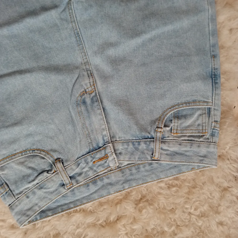 Säljer dessa splitternya jeansen från hemsidan Aromiya, de är storlek XL men är för korta i benen för mig (är 172) bra material, passar nog bra på en något kortare person. Har testat en gång annars helt oanvända.. Jeans & Byxor.