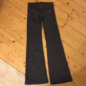 Yoga/Träningsbyxor - Vida yogabyxor från Casall i Stl. 36, mellanhöga i midjan. Sparsamt använda. Säljer pga. att de blivit för små för mig. Nypris ca 600, pris kan diskuteras. Frakt tillkommer!