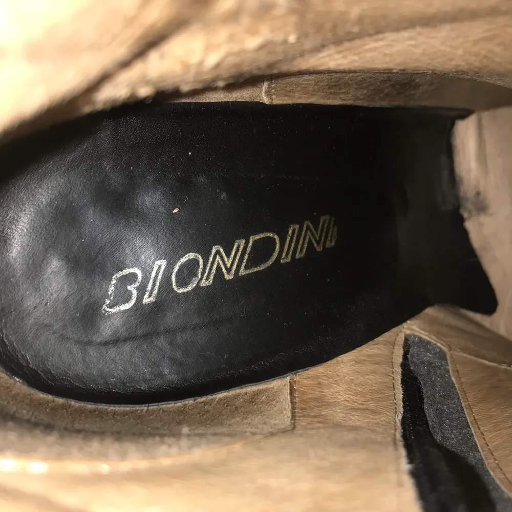 Coola klackar/boots i jättefint skick från Italienska märket Biondini! Sulan är sliten från användning, annars inget synligt fel. Dessa är underbara! 😍 Möts upp i stockholm eller så betalar köparen frakt ✨✨✨✨. Skor.