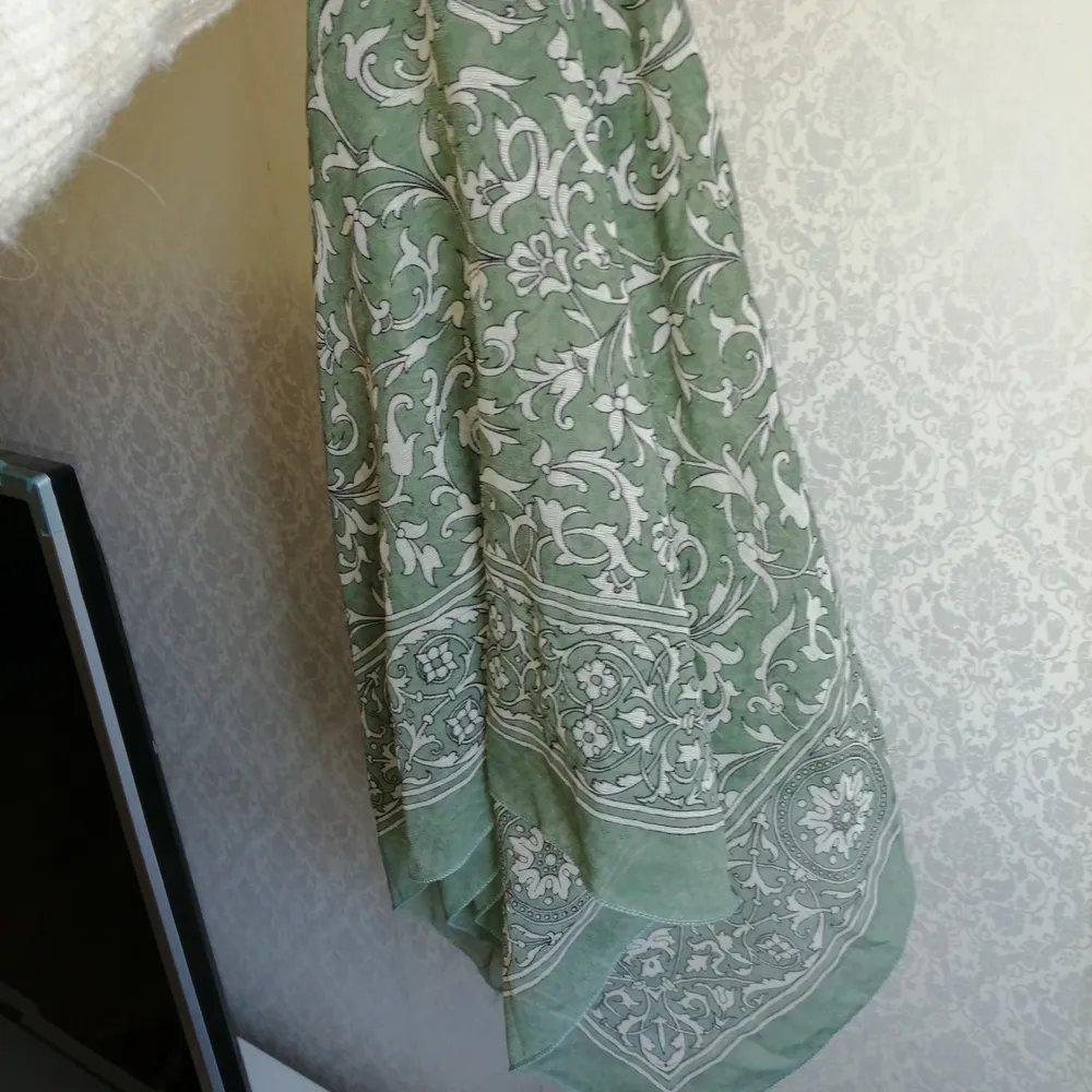 Transparant sjal i bra skick. Mått:85cm *85 cm. Kan användas som sjal eller topp 😍❤️. Accessoarer.