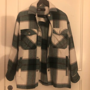 Rutig jacka  - Rutig jacka från zara, perfekt nu till hösten. Har andvänt 1 gång så är i väldigt bra skick. 💕💕 nypris ca 500kr 
