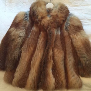  - Rödrävspäls i mycket fint skick, inköpt vintage. Passar dig i storlek 36-40 beroende på hur du vill att den ska sitta. 