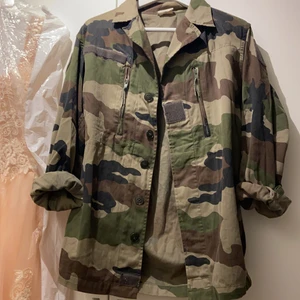 Militärjacka  - Supersnygg militärjacka som jag köpte i Stockholm. Kommer tyvärr inte längre till användning. Köparen står för frakt alt. möts upp i Linköping.💜