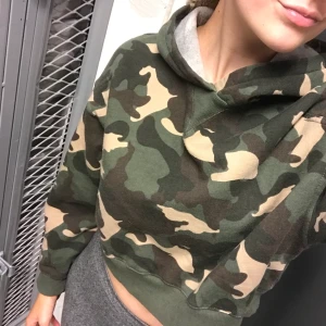 Camo hoodie - Jättehärlig camo hoodie som är använd några gånger men nästan som ny! Frakt ingår i priset!