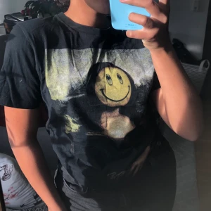 Vintage t-shirt - Säljer denna vintage t-shirt med en smile & mona Lisa tryck på, pris 75kr + frakt ✨💕 (skriv för fler bilder)