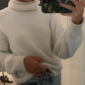 Vit polokrage från h&m - Köpt för 399 kronor och syns inte alls att den är använd! (Vilket den knappt är) väldigt varm och mysig, sticks inte alls!! En sån här tröja som ser bättre ut irl ;)